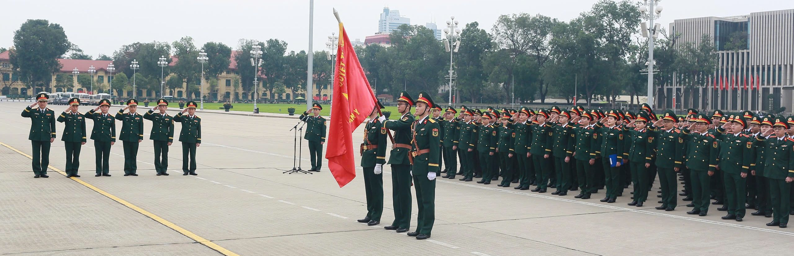Học viên tốt nghiệp khóa 52 - Đào tạo bác sĩ y khoa Quân sự và bác sĩ nội trú khóa 23 Học viện Quân y báo công dâng Bác
